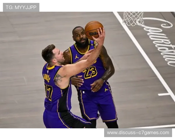 湖人队签约新援加强阵容 詹姆斯与戴维斯携手挑战总冠军