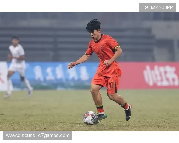 中国足球新星崛起:青年队员展现出色实力引发关注 中国足球新星崛起:青年队员展现出色实力引发关注