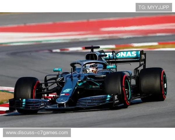 F1新赛季揭幕战激情四溢 各队阵容变动引发车迷热议