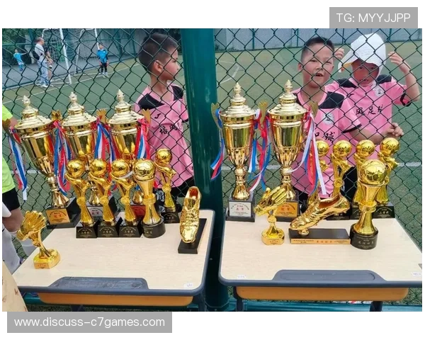 世界杯精彩对决揭幕，豪门球队激战引发球迷热议