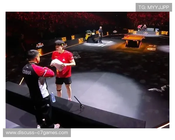 激烈对决！篮球场上演惊心动魄的攻防大战，谁将问鼎最终冠军桂冠